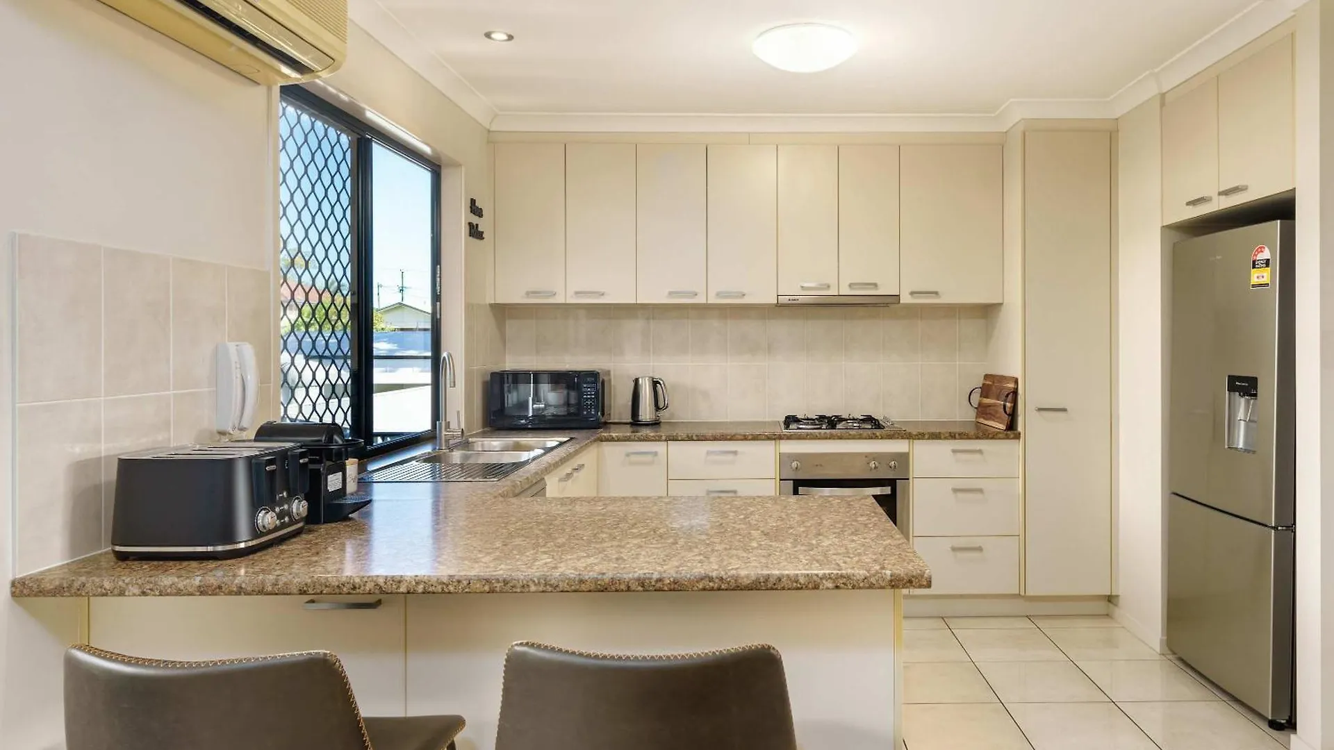 Sunny'S Coastal Townhouse In Caloundra Apartment