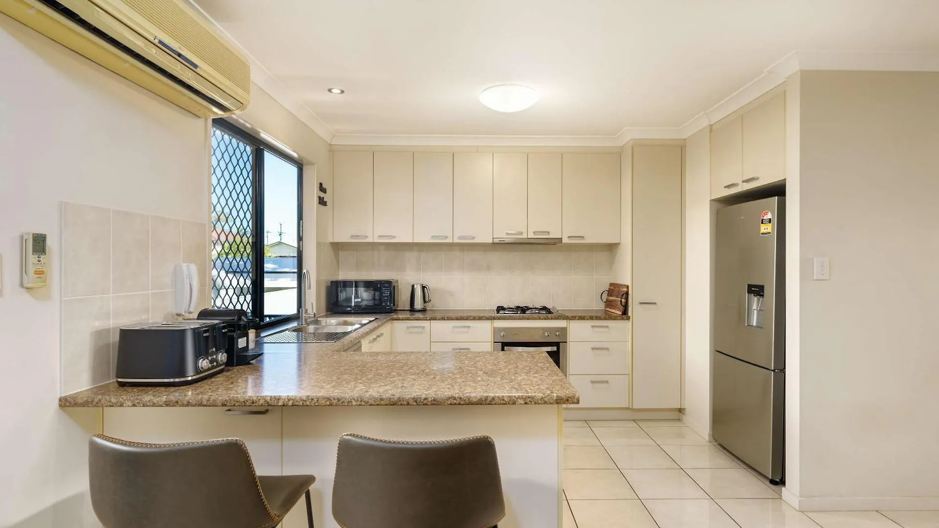 Sunny'S Coastal Townhouse In Caloundra Apartment